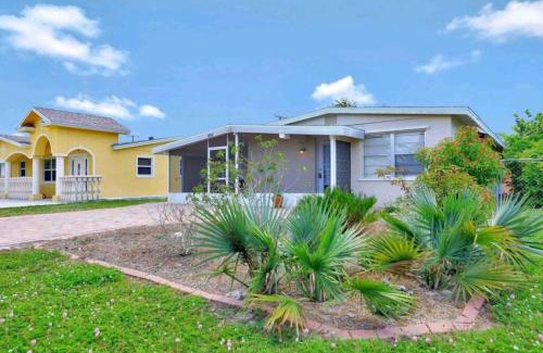 Naples Park Casa | Comfy 3 bedroom with parking & close to everything