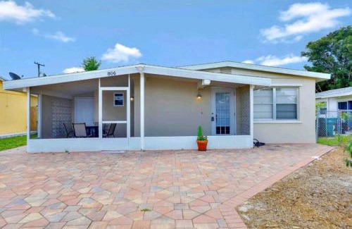 Naples Park Casa | Comfy 3 bedroom with parking & close to everything