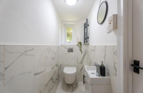 Roundhay Casa | Comfy 3 BR with Sofa Bed Near Roundhay