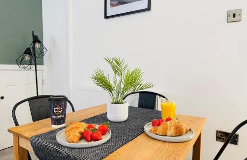 Port Talbot Apartamento | Comfy 4 Bed Home - Port Talbot - Perfect for Contractors & Families