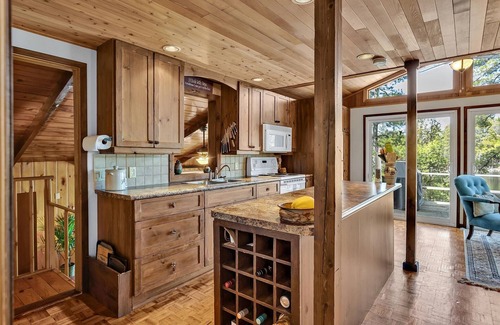 Selwyn Cabaña | Comfy 8-person cottage. STONEY LAKE. Kawarthas. Pet friendly. 90 mins Toronto