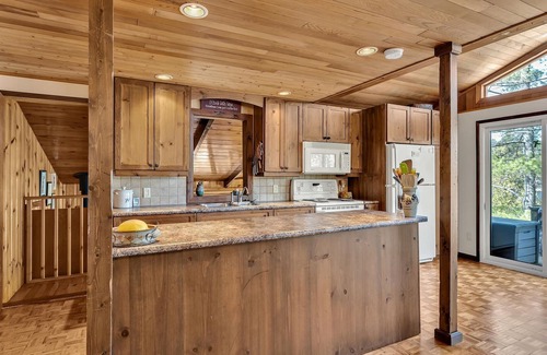 Selwyn Cabaña | Comfy 8-person cottage. STONEY LAKE. Kawarthas. Pet friendly. 90 mins Toronto