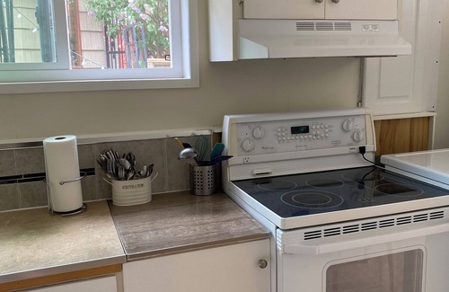 Campbell River Apartamento | Comfy and clean garden suite. Close to Discovery Pier, Museum, and Hospital.