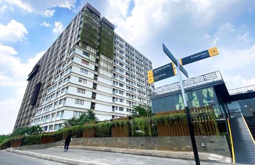 Duren Sawit Apartamento | Comfy and Modern Look 1BR Gateway Park LRT City Jatibening Apartment By Travelio