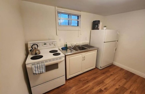 Keelesdale - Eglinton West Casa | Comfy Basement Bedroom & Kitchen Close To TTC