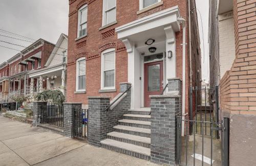 Constable Hook Casa | Comfy Bayonne Townhome about 11 Mi to NYC Attractions
