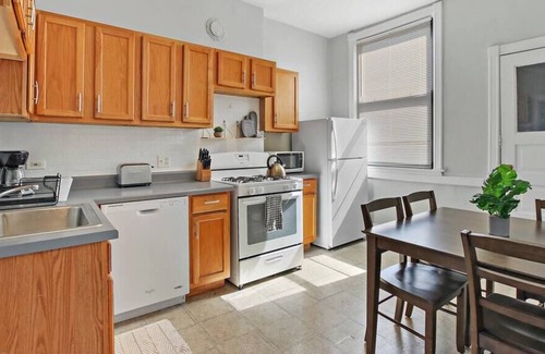 North Center Apartamento | 3BR Comfy & Bright Apartment Fully Furnished