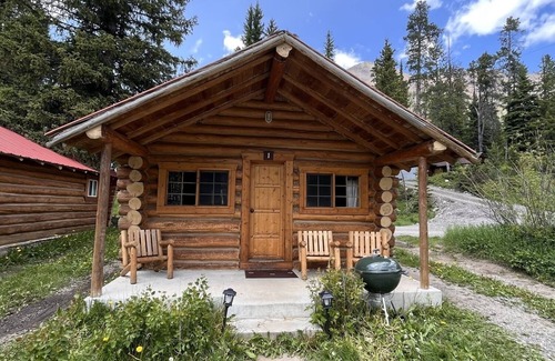 Cooke City-Silver Gate Cabina | Comfy cabin is situated on the Silver Gate property which overlooks 10,000ft tall mountain peaks surrounding the town.