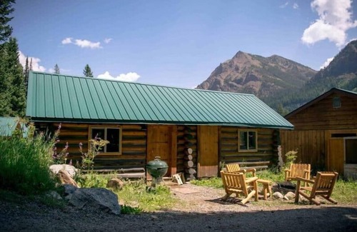 Cooke City-Silver Gate Cabina | Comfy cabin is situated on the Silver Gate property which overlooks 10,000ft tall mountain peaks surrounding the town.