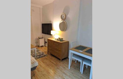 Butetown Apartamento | Comfy Cardiff Bay Budget Stay with Small Garden 15 mins Walk to Cardiff Bay