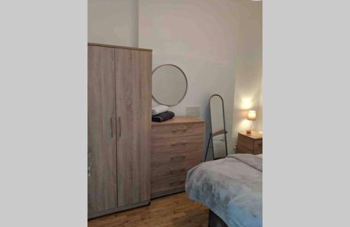 Butetown Apartamento | Comfy Cardiff Bay Budget Stay with Small Garden 15 mins Walk to Cardiff Bay