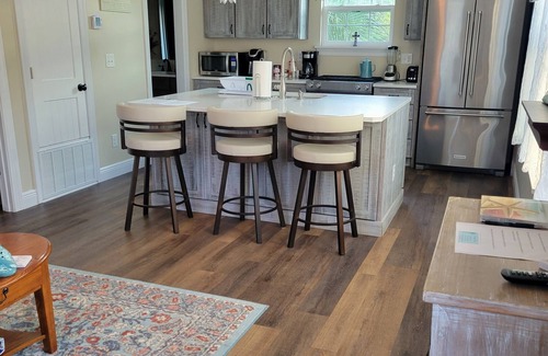 East Hill Casa | Comfy carriage house close to everything!
