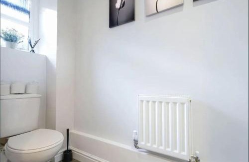 Milton Keynes Casa | Comfy Central MK House Free Parking Fast Wifi