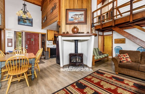 Alyeska Chalet De Esquí | Cómodo chalet con bañera de hidromasaje privada, 2 chimeneas, cerca de senderos y pistas, perros OK!