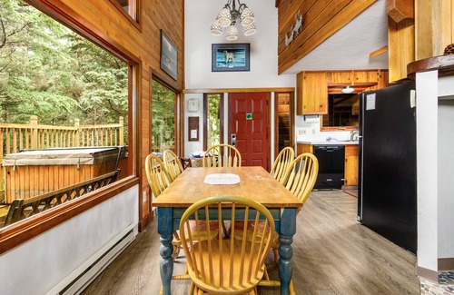 Alyeska Chalet De Esquí | Cómodo chalet con bañera de hidromasaje privada, 2 chimeneas, cerca de senderos y pistas, perros OK!