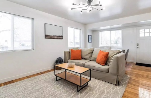 Sugar House Cabaña | Comfy Cheerful 3 bdrm/2 bath Sugarhouse Cottage