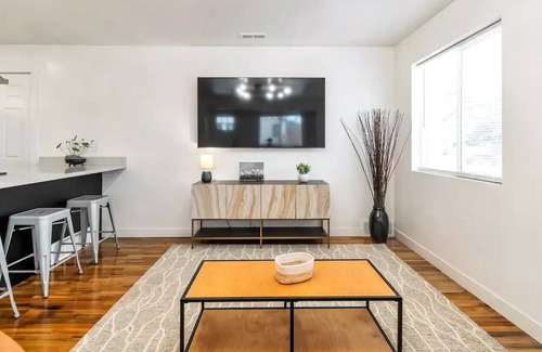 Sugar House Cabaña | Comfy Cheerful 3 bdrm/2 bath Sugarhouse Cottage
