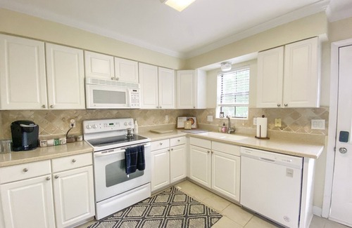 Northeast Pensacola Apartamento | Comfy Chic Condo with Parking