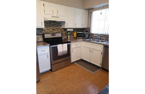 Sand Lake Apartamento | Comfy Classy Alaskan Suite, W/Free Parking!