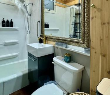 Observation Hill Casa | Comfy, Close to Downtown with Lake & Lift Bridge Views