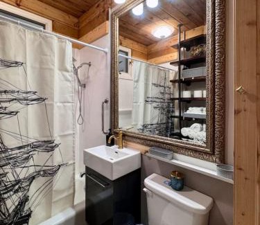Observation Hill Casa | Comfy, Close to Downtown with Lake & Lift Bridge Views