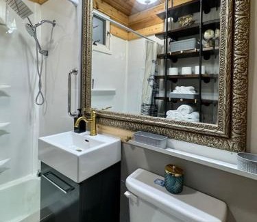 Observation Hill Casa | Comfy, Close to Downtown with Lake & Lift Bridge Views