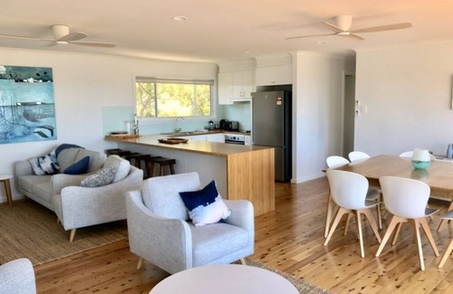 Macmasters Beach Casa | Cómoda casa de playa familiar completamente renovada con vista al mar y paseo a la playa