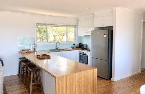 Macmasters Beach Casa | Cómoda casa de playa familiar completamente renovada con vista al mar y paseo a la playa