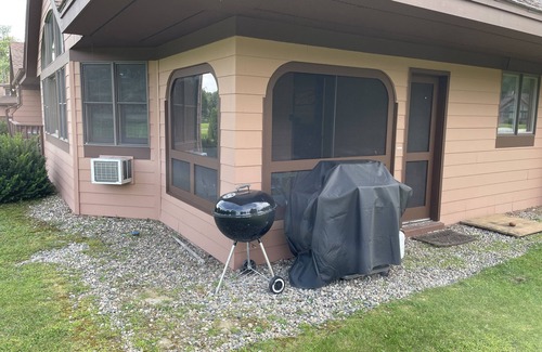Woodstock Condominio | Comfy Condo nestled in the White Mountains of NH (6 adults max)