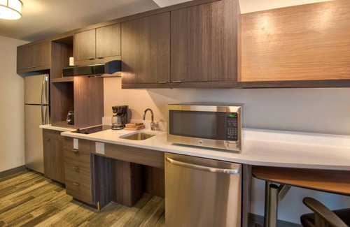 Flagami Hotel | Comfy & Convenient Stay near Miami Airport | 3 Units | Pool & Breakfast
