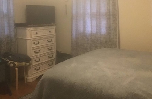 Lawrence Casa | Comfy, Cozy, and Clean! Close to KU campus, great restaurants and shopping