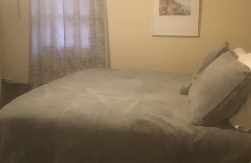 Lawrence Casa | Comfy, Cozy, and Clean! Close to KU campus, great restaurants and shopping