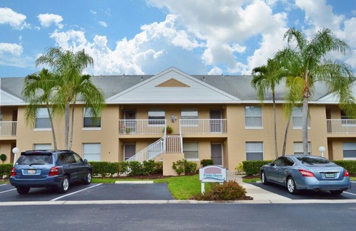 Palm River Estates Condominio | Comfy-Cozy Condo in Great North Naples Location
