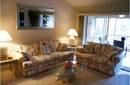 Palm River Estates Condominio | Comfy-Cozy Condo in Great North Naples Location