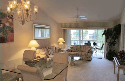 Palm River Estates Condominio | Comfy-Cozy Condo in Great North Naples Location
