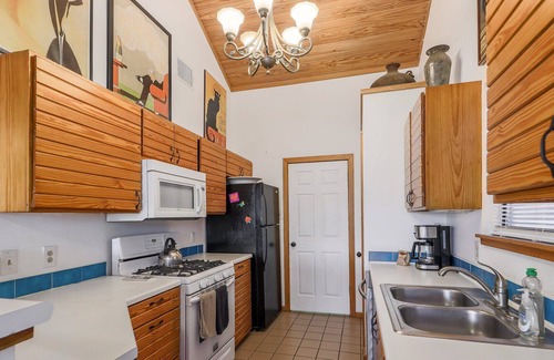 Barton Heights Casa | Comfy, cozy, private 2 bedroom home in Zilker.