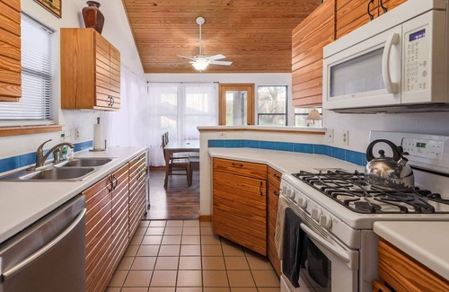 Barton Heights Casa | Comfy, cozy, private 2 bedroom home in Zilker.