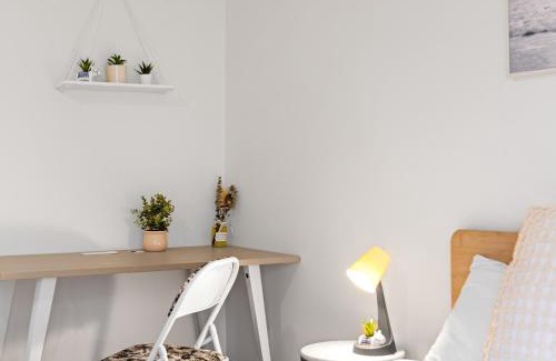 Marayong Casa | Comfy Double Room - Cozy and Well-Connected - Shared Bathroom