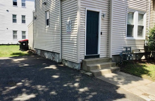 Brockton Apartamento | Comfy Easeful Two Bedroom Apartment. 30 Minutes to Boston