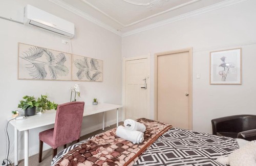 Mascot Casa | Comfy Ensuite Queen Room - Nearby Airport