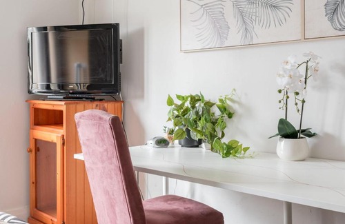 Mascot Casa | Comfy Ensuite Queen Room - Nearby Airport