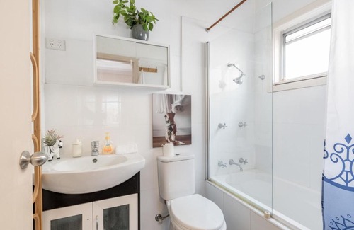 Mascot Casa | Comfy Ensuite Queen Room - Nearby Airport
