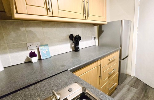 Bury Apartamento | Comfy Entire Apartment with Free Parking in Bury Town