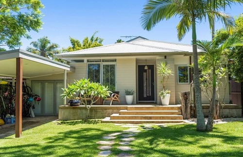 Palm Beach Casa | Comfy family beach house, an entertainers delight- sandy feet paradise.