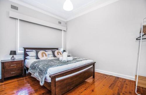 Kingsgrove Casa | Comfy Family Home @ Kingsgrove Sleeps 7 with 2 Bathrooms & Parking