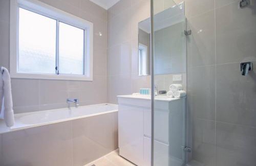 Kingsgrove Casa | Comfy Family Home @ Kingsgrove Sleeps 7 with 2 Bathrooms & Parking