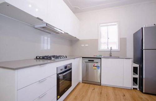 Kingsgrove Casa | Comfy Family Home @ Kingsgrove Sleeps 7 with 2 Bathrooms & Parking