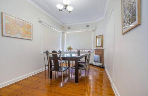 Kingsgrove Casa | Comfy Family Home @ Kingsgrove Sleeps 7 with 2 Bathrooms & Parking