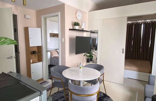 Las Pinas Condominio | Comfy flexi 1 or 2 BR condo with wifi access. Parking is subject to availability
