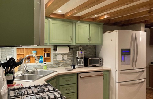 Hiawassee Cabina | Comfy GA Mtns. Getaway: 2-bdrm/king cabin, w/loft. Mountain views, AC, WiFi